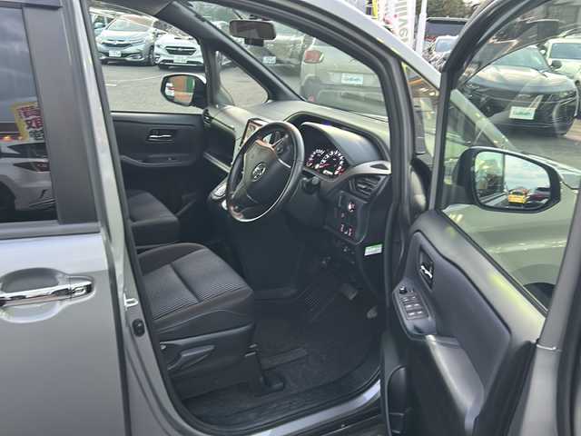 トヨタ ヴォクシー ZS 煌 佐賀県 2015(平27)年 9.7万km アイスチタニウムマイカメタリック エンジンスタートボタン/保証書/取扱説明書/記録簿/MTモード付AT/アイドリングストップ/スマートキー/スペアキー有/Bluetooth接続/後席用モニター/CD再生/USB入力端子/ビルトインETC/バックカメラ/ワンセグTV/メモリナビ/３列シート/前後ドライブレコーダー/ウォークスルー/両側パワースライドドア/ABS/純正アルミホイール/レーンキープアシスト/オートライト/LEDライト/革巻ステアリング/ステアリングスイッチ