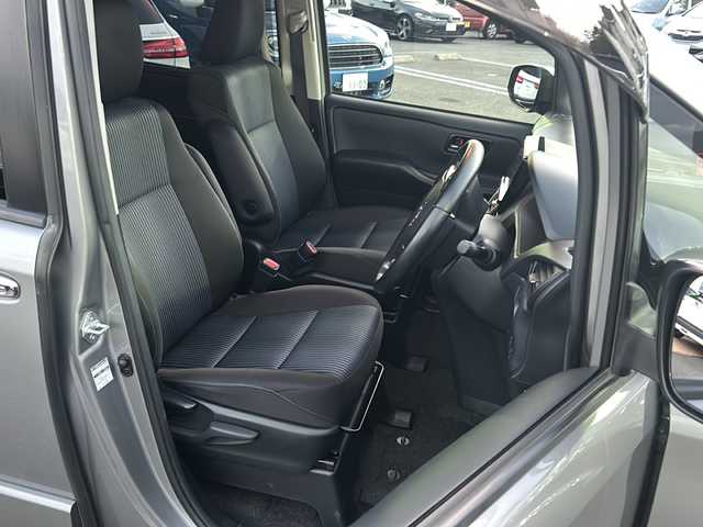 トヨタ ヴォクシー ZS 煌 佐賀県 2015(平27)年 9.7万km アイスチタニウムマイカメタリック エンジンスタートボタン/保証書/取扱説明書/記録簿/MTモード付AT/アイドリングストップ/スマートキー/スペアキー有/Bluetooth接続/後席用モニター/CD再生/USB入力端子/ビルトインETC/バックカメラ/ワンセグTV/メモリナビ/３列シート/前後ドライブレコーダー/ウォークスルー/両側パワースライドドア/ABS/純正アルミホイール/レーンキープアシスト/オートライト/LEDライト/革巻ステアリング/ステアリングスイッチ