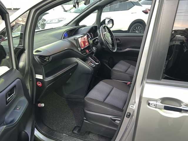 トヨタ ヴォクシー ZS 煌 佐賀県 2015(平27)年 9.7万km アイスチタニウムマイカメタリック エンジンスタートボタン/保証書/取扱説明書/記録簿/MTモード付AT/アイドリングストップ/スマートキー/スペアキー有/Bluetooth接続/後席用モニター/CD再生/USB入力端子/ビルトインETC/バックカメラ/ワンセグTV/メモリナビ/３列シート/前後ドライブレコーダー/ウォークスルー/両側パワースライドドア/ABS/純正アルミホイール/レーンキープアシスト/オートライト/LEDライト/革巻ステアリング/ステアリングスイッチ