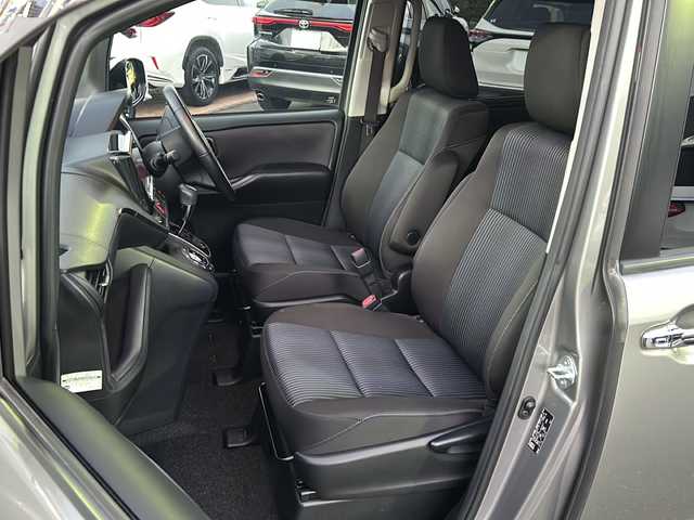 トヨタ ヴォクシー ZS 煌 佐賀県 2015(平27)年 9.7万km アイスチタニウムマイカメタリック エンジンスタートボタン/保証書/取扱説明書/記録簿/MTモード付AT/アイドリングストップ/スマートキー/スペアキー有/Bluetooth接続/後席用モニター/CD再生/USB入力端子/ビルトインETC/バックカメラ/ワンセグTV/メモリナビ/３列シート/前後ドライブレコーダー/ウォークスルー/両側パワースライドドア/ABS/純正アルミホイール/レーンキープアシスト/オートライト/LEDライト/革巻ステアリング/ステアリングスイッチ