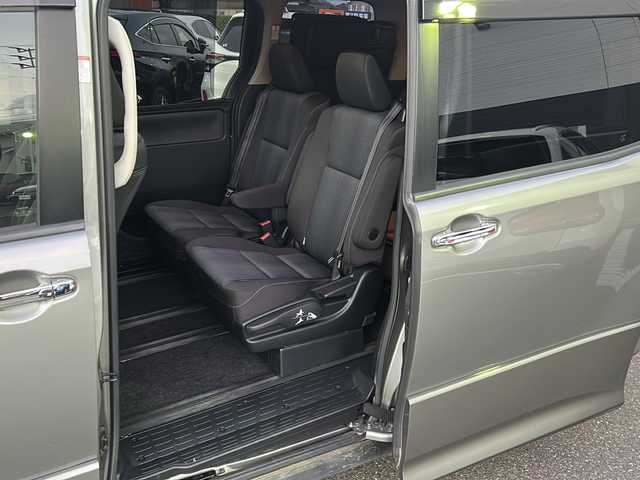 トヨタ ヴォクシー ZS 煌 佐賀県 2015(平27)年 9.7万km アイスチタニウムマイカメタリック エンジンスタートボタン/保証書/取扱説明書/記録簿/MTモード付AT/アイドリングストップ/スマートキー/スペアキー有/Bluetooth接続/後席用モニター/CD再生/USB入力端子/ビルトインETC/バックカメラ/ワンセグTV/メモリナビ/３列シート/前後ドライブレコーダー/ウォークスルー/両側パワースライドドア/ABS/純正アルミホイール/レーンキープアシスト/オートライト/LEDライト/革巻ステアリング/ステアリングスイッチ