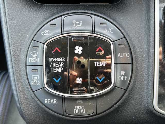 トヨタ ヴォクシー ZS 煌 道東・釧路十勝 2015(平27)年 12.5万km ブラック 4WD/社外ＨＤＤナビ(AVIC-VH9900)　/(AM/FM/地デジＴＶ/ＤＶＤ再生/Ｂｌｕｅｔｏｏｔｈ接続)　/ＥＴＣ　/バックカメラ/両側パワースライドドア/横滑り防止装置/アイドリングストップ　/スマートキー　/プッシュスタート　/純正ＬＥＤヘッドライト　/純正１６インチアルミホイール　/純正フロアマット