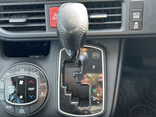 トヨタ ヴォクシー ZS 煌 道東・釧路十勝 2015(平27)年 12.5万km ブラック 4WD/社外ＨＤＤナビ(AVIC-VH9900)　/(AM/FM/地デジＴＶ/ＤＶＤ再生/Ｂｌｕｅｔｏｏｔｈ接続)　/ＥＴＣ　/バックカメラ/両側パワースライドドア/横滑り防止装置/アイドリングストップ　/スマートキー　/プッシュスタート　/純正ＬＥＤヘッドライト　/純正１６インチアルミホイール　/純正フロアマット