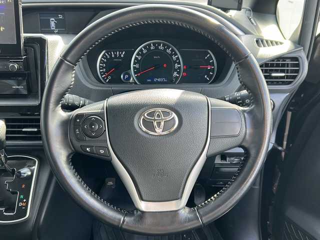 トヨタ ヴォクシー ZS 煌 道東・釧路十勝 2015(平27)年 12.5万km ブラック 4WD/社外ＨＤＤナビ(AVIC-VH9900)　/(AM/FM/地デジＴＶ/ＤＶＤ再生/Ｂｌｕｅｔｏｏｔｈ接続)　/ＥＴＣ　/バックカメラ/両側パワースライドドア/横滑り防止装置/アイドリングストップ　/スマートキー　/プッシュスタート　/純正ＬＥＤヘッドライト　/純正１６インチアルミホイール　/純正フロアマット