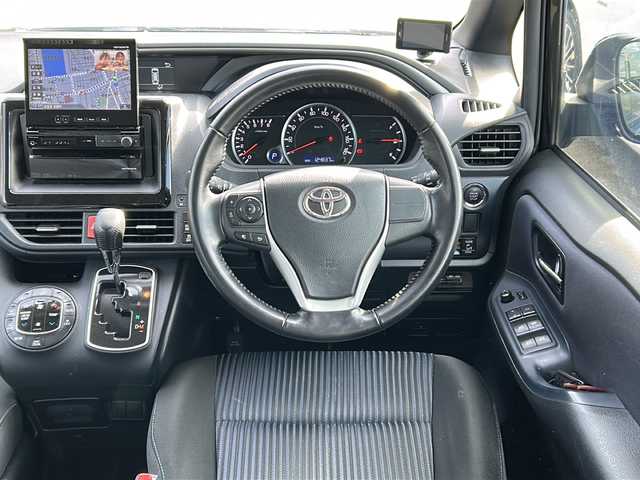 トヨタ ヴォクシー ZS 煌 道東・釧路十勝 2015(平27)年 12.5万km ブラック 4WD/社外ＨＤＤナビ(AVIC-VH9900)　/(AM/FM/地デジＴＶ/ＤＶＤ再生/Ｂｌｕｅｔｏｏｔｈ接続)　/ＥＴＣ　/バックカメラ/両側パワースライドドア/横滑り防止装置/アイドリングストップ　/スマートキー　/プッシュスタート　/純正ＬＥＤヘッドライト　/純正１６インチアルミホイール　/純正フロアマット