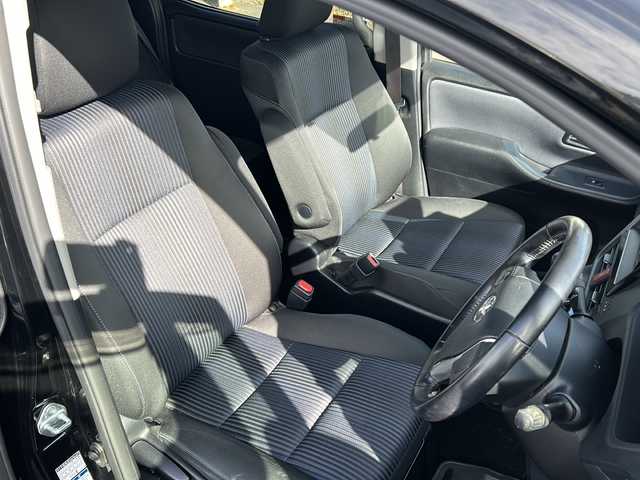 トヨタ ヴォクシー ZS 煌 道東・釧路十勝 2015(平27)年 12.5万km ブラック 4WD/社外ＨＤＤナビ(AVIC-VH9900)　/(AM/FM/地デジＴＶ/ＤＶＤ再生/Ｂｌｕｅｔｏｏｔｈ接続)　/ＥＴＣ　/バックカメラ/両側パワースライドドア/横滑り防止装置/アイドリングストップ　/スマートキー　/プッシュスタート　/純正ＬＥＤヘッドライト　/純正１６インチアルミホイール　/純正フロアマット