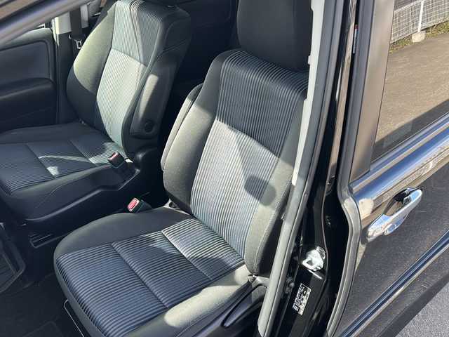 トヨタ ヴォクシー ZS 煌 道東・釧路十勝 2015(平27)年 12.5万km ブラック 4WD/社外ＨＤＤナビ(AVIC-VH9900)　/(AM/FM/地デジＴＶ/ＤＶＤ再生/Ｂｌｕｅｔｏｏｔｈ接続)　/ＥＴＣ　/バックカメラ/両側パワースライドドア/横滑り防止装置/アイドリングストップ　/スマートキー　/プッシュスタート　/純正ＬＥＤヘッドライト　/純正１６インチアルミホイール　/純正フロアマット