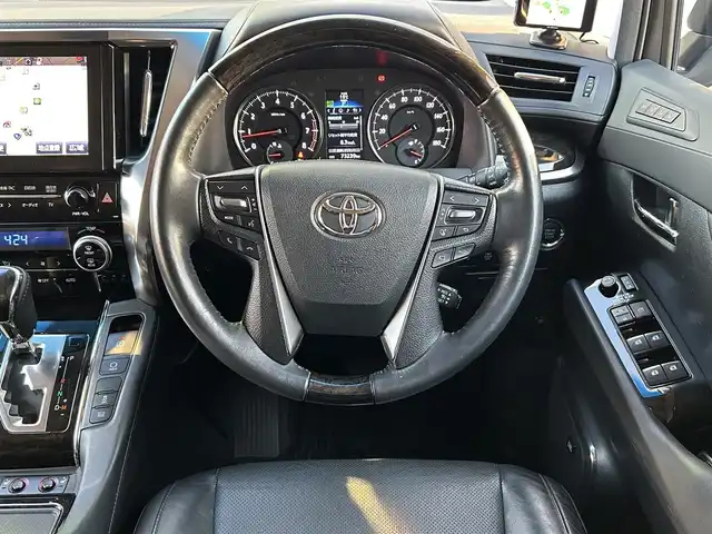 トヨタ ヴェルファイア Z Gエディション 福岡県 2015(平27)年 7.4万km ブラック モデリスタエアロ(リア)/フロントガーニッシュ/ツインムーンルーフ/純正10.1インチフリップダウンモニター/JBLプレミアムサウンド/純正9インチメーカーナビ/(AM/FM/CD/DVD/Bluetooth/フルセグTV)/全方位カメラ/バック/フロント/サイドカメラ/運転支援/・プリクラッシュセーフティシステム/・クリアランスソナー/・レーダークルーズコントロール/横滑り防止/純正18インチアルミホール/両側パワースライドドア/パワーバックドア/純正LEDスタイリッシュビーム(フロントガーニッシュ用)/黒レザーシート/レーダー探知機【ASSURA AR-W51GA】/ビルトインETC/純正インテリアイルミネーション/純正スカッフイルミネーション/ステアリングヒーター/革巻きステアリング/ステアリングスイッチ/パワーシート(D/N)/シートヒーター(D/N)/シートメモリー(D)/オットマン(N/セカンドシート)/後席電動サンシェード/純正フロアマット/ナノイー/ドアバイザー/ブレーキホールド/プッシュスタート/USBポート/スペアキー×1/100V電源/ISOFIX/保証書/取説、ナビ取説