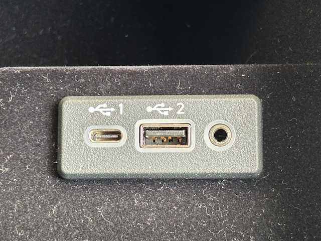 日産 スカイライン 400R 宮城県 2019(令1)年 6.5万km ブリリアントホワイトパール 登録時走行距離 64801km/純正ナビ/アップルカープレイ/ＣＤ／ＤＶＤ／Ｂｌｕｅｔｏｏｔｈ/シートヒーター/コーナーセンサー/パドルシフト/プロパイロット/全方位カメラ/横滑り防止装置/衝突軽減ブレーキ/追従クルーズコントロール/ドライブレコーダー/ＥＴＣ/ＬＥＤライト/フォグランプ/純正フロアマット/タイヤブリヂストンポテンザS001/（23年製ランフラットタイヤ)/タイヤ空気圧センサー/電動格納ミラー/ドアバイザー