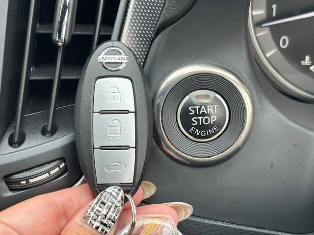 日産 スカイライン 400R 宮城県 2019(令1)年 6.5万km ブリリアントホワイトパール 登録時走行距離 64801km/純正ナビ/アップルカープレイ/ＣＤ／ＤＶＤ／Ｂｌｕｅｔｏｏｔｈ/シートヒーター/コーナーセンサー/パドルシフト/プロパイロット/全方位カメラ/横滑り防止装置/衝突軽減ブレーキ/追従クルーズコントロール/ドライブレコーダー/ＥＴＣ/ＬＥＤライト/フォグランプ/純正フロアマット/タイヤブリヂストンポテンザS001/（23年製ランフラットタイヤ)/タイヤ空気圧センサー/電動格納ミラー/ドアバイザー