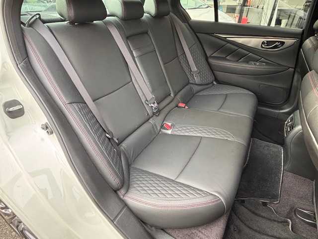 日産 スカイライン 400R 宮城県 2019(令1)年 6.5万km ブリリアントホワイトパール 登録時走行距離 64801km/純正ナビ/アップルカープレイ/ＣＤ／ＤＶＤ／Ｂｌｕｅｔｏｏｔｈ/シートヒーター/コーナーセンサー/パドルシフト/プロパイロット/全方位カメラ/横滑り防止装置/衝突軽減ブレーキ/追従クルーズコントロール/ドライブレコーダー/ＥＴＣ/ＬＥＤライト/フォグランプ/純正フロアマット/タイヤブリヂストンポテンザS001/（23年製ランフラットタイヤ)/タイヤ空気圧センサー/電動格納ミラー/ドアバイザー