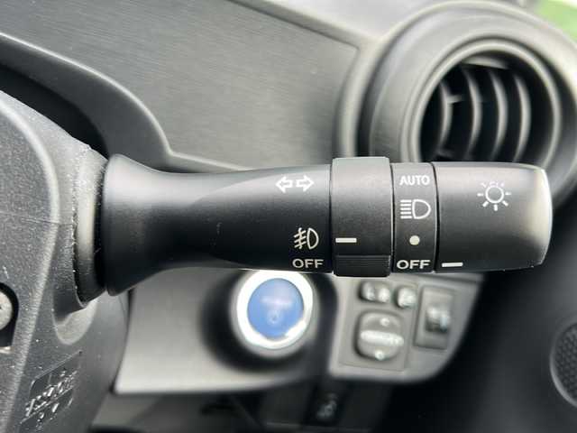 トヨタ アクア S 福岡県 2012(平24)年 4.4万km スーパーホワイトⅡ 純正７インチメモリナビ（NSCP-W62）/（AM/FM/CD/BT/ワンセグTV）/バックカメラ/横滑り防止装置/アイドリングストップ/スマートキー/プッシュスタートボタン/ハロゲンヘッドライト/フロアマット/シートカバー有/取扱説明書