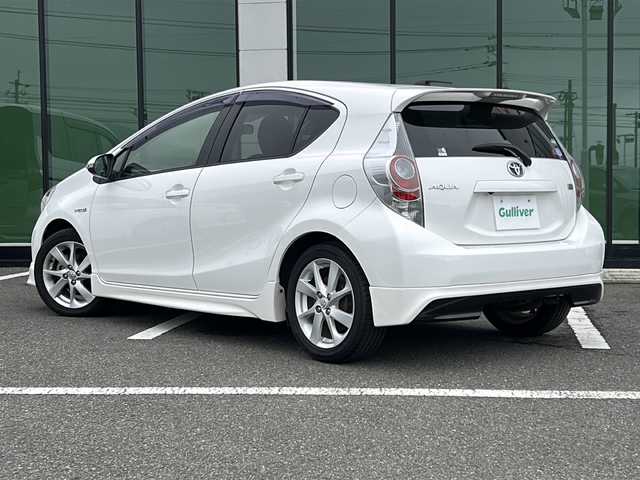 トヨタ アクア S 福岡県 2012(平24)年 4.4万km スーパーホワイトⅡ 純正７インチメモリナビ（NSCP-W62）/（AM/FM/CD/BT/ワンセグTV）/バックカメラ/横滑り防止装置/アイドリングストップ/スマートキー/プッシュスタートボタン/ハロゲンヘッドライト/フロアマット/シートカバー有/取扱説明書