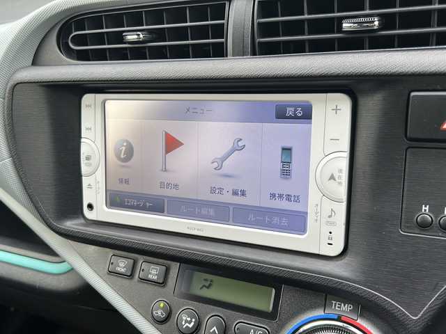 トヨタ アクア S 福岡県 2012(平24)年 4.4万km スーパーホワイトⅡ 純正７インチメモリナビ（NSCP-W62）/（AM/FM/CD/BT/ワンセグTV）/バックカメラ/横滑り防止装置/アイドリングストップ/スマートキー/プッシュスタートボタン/ハロゲンヘッドライト/フロアマット/シートカバー有/取扱説明書