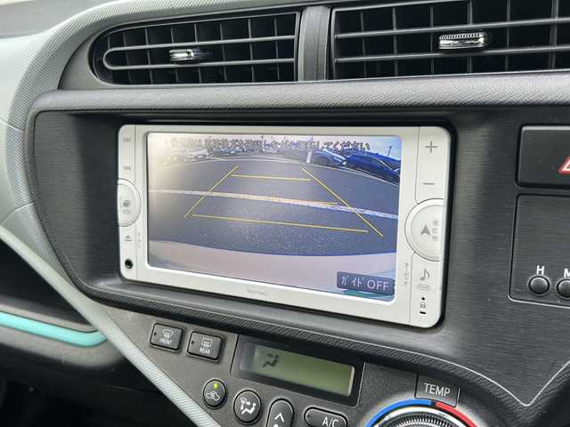 トヨタ アクア S 福岡県 2012(平24)年 4.4万km スーパーホワイトⅡ 純正７インチメモリナビ（NSCP-W62）/（AM/FM/CD/BT/ワンセグTV）/バックカメラ/横滑り防止装置/アイドリングストップ/スマートキー/プッシュスタートボタン/ハロゲンヘッドライト/フロアマット/シートカバー有/取扱説明書