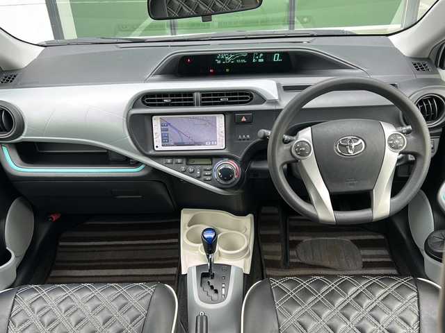 トヨタ アクア S 福岡県 2012(平24)年 4.4万km スーパーホワイトⅡ 純正７インチメモリナビ（NSCP-W62）/（AM/FM/CD/BT/ワンセグTV）/バックカメラ/横滑り防止装置/アイドリングストップ/スマートキー/プッシュスタートボタン/ハロゲンヘッドライト/フロアマット/シートカバー有/取扱説明書