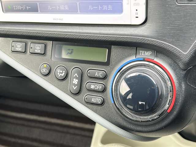 トヨタ アクア S 福岡県 2012(平24)年 4.4万km スーパーホワイトⅡ 純正７インチメモリナビ（NSCP-W62）/（AM/FM/CD/BT/ワンセグTV）/バックカメラ/横滑り防止装置/アイドリングストップ/スマートキー/プッシュスタートボタン/ハロゲンヘッドライト/フロアマット/シートカバー有/取扱説明書