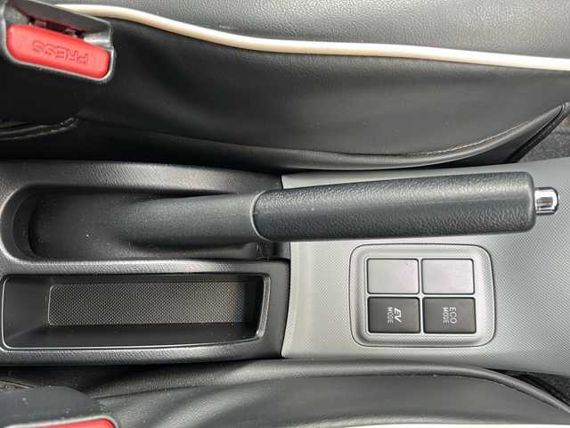 トヨタ アクア S 福岡県 2012(平24)年 4.4万km スーパーホワイトⅡ 純正７インチメモリナビ（NSCP-W62）/（AM/FM/CD/BT/ワンセグTV）/バックカメラ/横滑り防止装置/アイドリングストップ/スマートキー/プッシュスタートボタン/ハロゲンヘッドライト/フロアマット/シートカバー有/取扱説明書