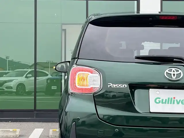 トヨタ パッソ モーダ　Gパッケージ 香川県 2019(平31)年 2.9万km ダークエメラルドマイカ 社外メモリーナビ/→AM/FM/CD/DVD/Bluetooth/フルセグTV/前後ドライブレコーダー/衝突軽減ブレーキ/ビルトインＥＴＣ/アイドリングストップ/LEDヘッドライト/コーナーセンサー/オートハイビーム/シートヒーター/プッシュスタート/スマートキー/スペアキー×1/革巻きステアリング/ステアリングスイッチ/純正フロアマット/純正14インチアルミホイール