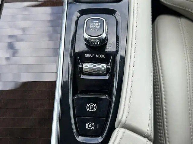 ボルボ ＸＣ９０ T6 AWD インスクリプション 福島県 2017(平29)年 4.7万km クリスタルホワイトP 純正ナビゲーション/【CD/USB/BT/TV/applecarplay/AndroidAuto】/360°ビューカメラ/パノラマルーフ/ヘッドアップディスプレイ/ブラインドスポットインフォメーションシステム/レーンキーピングエイド/衝突回避・被害軽減ブレーキ/パーキングアシスト/アダプティブクルーズコントロール/アイドリングストップ/全席シートヒーター/前席ベンチレーション/前席パワーシート/前席シートメモリー/ステリングヒーター/電動リアゲート/ETC/LEDオートライト/LEDフォグランプ/純正フロアマット/ドアバイザー