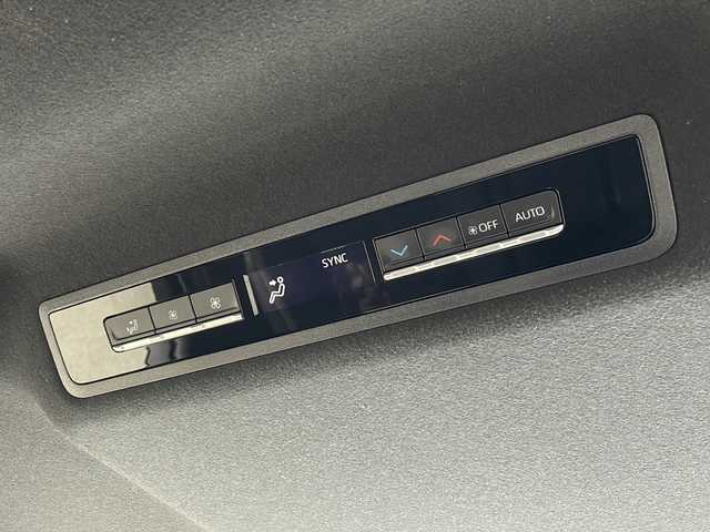 トヨタ ヴォクシー S－Z 三重県 2022(令4)年 2.3万km ホワイトパールクリスタルシャイン 純正ユネクティッドナビ/両側パワースライドドア/シートヒーター/レーダークルーズコントロール/衝突軽減ブレーキ/レーンキープアシスト/LEDヘッドライト/後席USB給電ポート/純正アルミホイール/電動格納ミラー/禁煙車