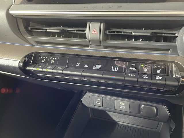 トヨタ プリウス Z 福岡県 2023(令5)年 2.6万km プラチナホワイトパールマイカ 純正ナビゲーション/フルセグテレビ/BT/バックカメラ/パノラマルーフ/モデリスタエアロ/デジタルインナーミラー/シートヒーター/シートクーラー/ハンドルヒーター/パワーシート/メモリーシート/ETC2.0/パワーバックドア/AC100V/革巻きステアリング/純正19インチアルミホイール/レーダークルーズコントロール/LEDヘッドライト/スマートキー/置くだけ充電