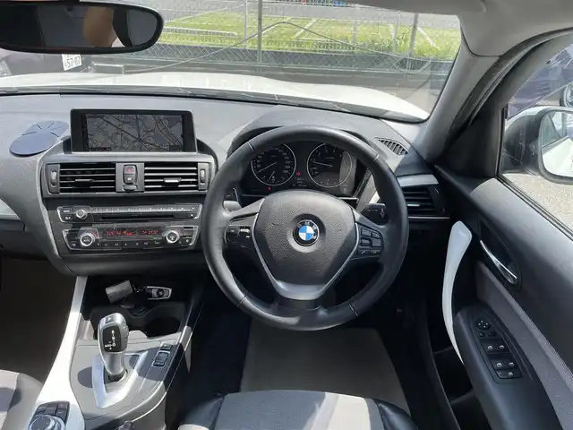 ＢＭＷ １１６ｉ スタイル 神奈川県 2012(平24)年 5.1万km アルピンホワイトⅢ 純正ナビ/プッシュスタート/ETC/革巻きステアリング/ステアリングスイッチ/ウィンカーミラー/HIDヘッドライト/フォグランプ/保証書/取扱説明書/スマートキー×２