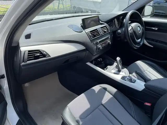ＢＭＷ １１６ｉ スタイル 神奈川県 2012(平24)年 5.1万km アルピンホワイトⅢ 純正ナビ/プッシュスタート/ETC/革巻きステアリング/ステアリングスイッチ/ウィンカーミラー/HIDヘッドライト/フォグランプ/保証書/取扱説明書/スマートキー×２