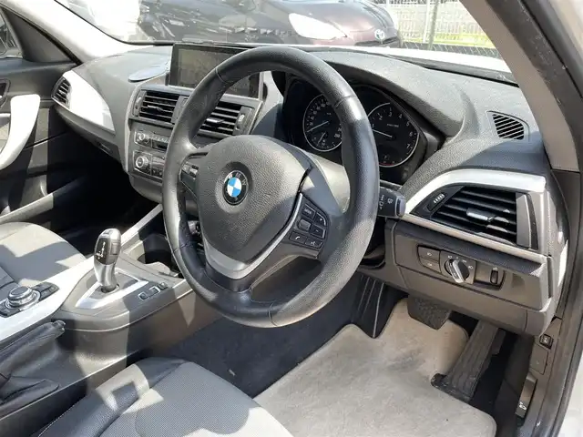ＢＭＷ １１６ｉ スタイル 神奈川県 2012(平24)年 5.1万km アルピンホワイトⅢ 純正ナビ/プッシュスタート/ETC/革巻きステアリング/ステアリングスイッチ/ウィンカーミラー/HIDヘッドライト/フォグランプ/保証書/取扱説明書/スマートキー×２