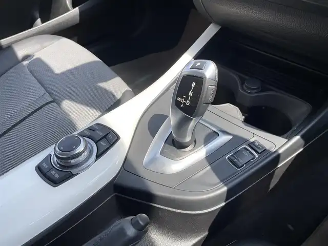 ＢＭＷ １１６ｉ スタイル 神奈川県 2012(平24)年 5.1万km アルピンホワイトⅢ 純正ナビ/プッシュスタート/ETC/革巻きステアリング/ステアリングスイッチ/ウィンカーミラー/HIDヘッドライト/フォグランプ/保証書/取扱説明書/スマートキー×２