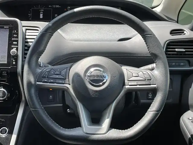 日産 セレナ ハイウェイスター Vセレクション 香川県 2017(平29)年 6.9万km ブリリアントホワイトパール 登録時走行距離：68966Kｍ/エマージェンシーブレーキ/純正9インチナビ/・ＣＤ／ＤＶＤ／ＢＴ／ＤＴＶ/フリップダウンモニター/アラウンドビューモニター/革巻きステアリング/ステアリングリモコン/クルーズコントロール/両側パワースライドドア/インテリジェントオートスライド/LEDヘッドライト/フォグライト/ドライブレコーダー/ETC/純正16インチアルミホイール/スマートキー/プッシュスタート/Bluetooth/電動格納ウィンカーミラー/禁煙車/ISOFIX/バイザー