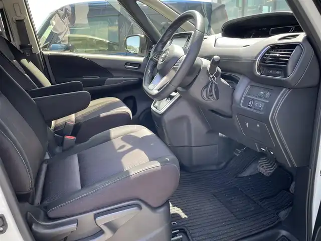 日産 セレナ ハイウェイスター Vセレクション 香川県 2017(平29)年 6.9万km ブリリアントホワイトパール 登録時走行距離：68966Kｍ/エマージェンシーブレーキ/純正9インチナビ/・ＣＤ／ＤＶＤ／ＢＴ／ＤＴＶ/フリップダウンモニター/アラウンドビューモニター/革巻きステアリング/ステアリングリモコン/クルーズコントロール/両側パワースライドドア/インテリジェントオートスライド/LEDヘッドライト/フォグライト/ドライブレコーダー/ETC/純正16インチアルミホイール/スマートキー/プッシュスタート/Bluetooth/電動格納ウィンカーミラー/禁煙車/ISOFIX/バイザー