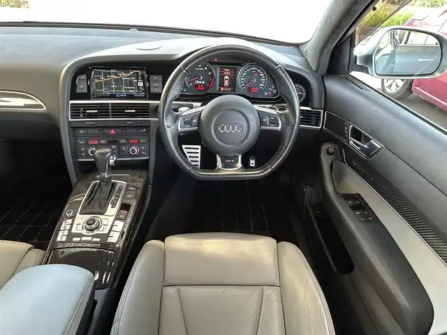 アウディ ＲＳ６ アバント 宮城県 2009(平21)年 5.6万km モンツァシルバーメタリック ・サンルーフ/・純正ナビ/（フルセグTV/CD)/・バックカメラ/・クルーズコントロール/・前後コーナーセンサー/・革シート/・前席パワーシート/・運転席メモリーシート/・全席シートヒーター/・カーボン調パネル/・BOSEスピーカー/・革ステアリング/・ステアリングスイッチ/・電動チルドステアリング/・MTモード付/・パドルシフト/・電動格納ウィンカーミラー/・電動パーキングブレーキ/・HIDライト/・オートライト/・前後フォグランプ/・ISOFIX/・フロアマット/・バイザー/・リアプライバシーガラス/・純正20インチアルミホイール/・スマートキー/・スペアキー×1/・ルーフレール/・W+サイドエアバッグ/ABS/・取扱説明書/・横滑り防止装置/・