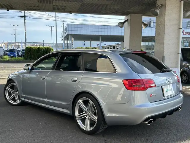 アウディ ＲＳ６ アバント 宮城県 2009(平21)年 5.6万km モンツァシルバーメタリック ・サンルーフ/・純正ナビ/（フルセグTV/CD)/・バックカメラ/・クルーズコントロール/・前後コーナーセンサー/・革シート/・前席パワーシート/・運転席メモリーシート/・全席シートヒーター/・カーボン調パネル/・BOSEスピーカー/・革ステアリング/・ステアリングスイッチ/・電動チルドステアリング/・MTモード付/・パドルシフト/・電動格納ウィンカーミラー/・電動パーキングブレーキ/・HIDライト/・オートライト/・前後フォグランプ/・ISOFIX/・フロアマット/・バイザー/・リアプライバシーガラス/・純正20インチアルミホイール/・スマートキー/・スペアキー×1/・ルーフレール/・W+サイドエアバッグ/ABS/・取扱説明書/・横滑り防止装置/・