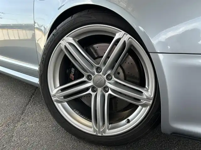 アウディ ＲＳ６ アバント 宮城県 2009(平21)年 5.6万km モンツァシルバーメタリック ・サンルーフ/・純正ナビ/（フルセグTV/CD)/・バックカメラ/・クルーズコントロール/・前後コーナーセンサー/・革シート/・前席パワーシート/・運転席メモリーシート/・全席シートヒーター/・カーボン調パネル/・BOSEスピーカー/・革ステアリング/・ステアリングスイッチ/・電動チルドステアリング/・MTモード付/・パドルシフト/・電動格納ウィンカーミラー/・電動パーキングブレーキ/・HIDライト/・オートライト/・前後フォグランプ/・ISOFIX/・フロアマット/・バイザー/・リアプライバシーガラス/・純正20インチアルミホイール/・スマートキー/・スペアキー×1/・ルーフレール/・W+サイドエアバッグ/ABS/・取扱説明書/・横滑り防止装置/・