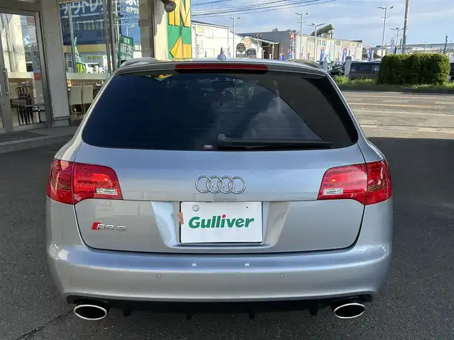 アウディ ＲＳ６ アバント 宮城県 2009(平21)年 5.6万km モンツァシルバーメタリック ・サンルーフ/・純正ナビ/（フルセグTV/CD)/・バックカメラ/・クルーズコントロール/・前後コーナーセンサー/・革シート/・前席パワーシート/・運転席メモリーシート/・全席シートヒーター/・カーボン調パネル/・BOSEスピーカー/・革ステアリング/・ステアリングスイッチ/・電動チルドステアリング/・MTモード付/・パドルシフト/・電動格納ウィンカーミラー/・電動パーキングブレーキ/・HIDライト/・オートライト/・前後フォグランプ/・ISOFIX/・フロアマット/・バイザー/・リアプライバシーガラス/・純正20インチアルミホイール/・スマートキー/・スペアキー×1/・ルーフレール/・W+サイドエアバッグ/ABS/・取扱説明書/・横滑り防止装置/・