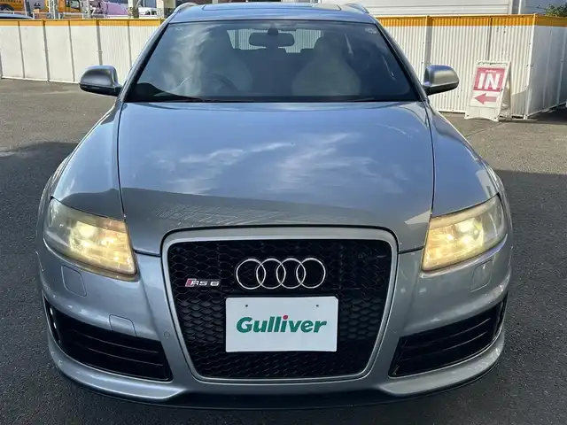 アウディ ＲＳ６ アバント 宮城県 2009(平21)年 5.6万km モンツァシルバーメタリック ・サンルーフ/・純正ナビ/（フルセグTV/CD)/・バックカメラ/・クルーズコントロール/・前後コーナーセンサー/・革シート/・前席パワーシート/・運転席メモリーシート/・全席シートヒーター/・カーボン調パネル/・BOSEスピーカー/・革ステアリング/・ステアリングスイッチ/・電動チルドステアリング/・MTモード付/・パドルシフト/・電動格納ウィンカーミラー/・電動パーキングブレーキ/・HIDライト/・オートライト/・前後フォグランプ/・ISOFIX/・フロアマット/・バイザー/・リアプライバシーガラス/・純正20インチアルミホイール/・スマートキー/・スペアキー×1/・ルーフレール/・W+サイドエアバッグ/ABS/・取扱説明書/・横滑り防止装置/・