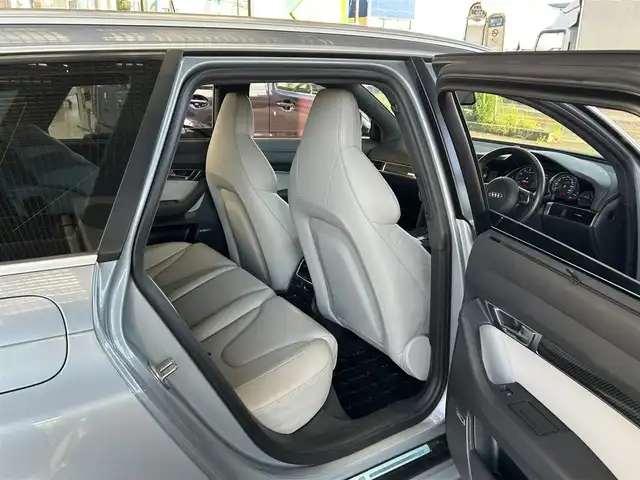 アウディ ＲＳ６ アバント 宮城県 2009(平21)年 5.6万km モンツァシルバーメタリック ・サンルーフ/・純正ナビ/（フルセグTV/CD)/・バックカメラ/・クルーズコントロール/・前後コーナーセンサー/・革シート/・前席パワーシート/・運転席メモリーシート/・全席シートヒーター/・カーボン調パネル/・BOSEスピーカー/・革ステアリング/・ステアリングスイッチ/・電動チルドステアリング/・MTモード付/・パドルシフト/・電動格納ウィンカーミラー/・電動パーキングブレーキ/・HIDライト/・オートライト/・前後フォグランプ/・ISOFIX/・フロアマット/・バイザー/・リアプライバシーガラス/・純正20インチアルミホイール/・スマートキー/・スペアキー×1/・ルーフレール/・W+サイドエアバッグ/ABS/・取扱説明書/・横滑り防止装置/・