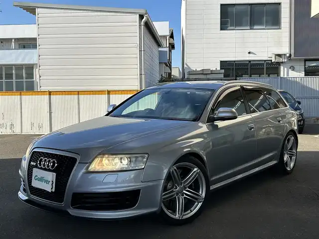 アウディ ＲＳ６ アバント 宮城県 2009(平21)年 5.6万km モンツァシルバーメタリック ・サンルーフ/・純正ナビ/（フルセグTV/CD)/・バックカメラ/・クルーズコントロール/・前後コーナーセンサー/・革シート/・前席パワーシート/・運転席メモリーシート/・全席シートヒーター/・カーボン調パネル/・BOSEスピーカー/・革ステアリング/・ステアリングスイッチ/・電動チルドステアリング/・MTモード付/・パドルシフト/・電動格納ウィンカーミラー/・電動パーキングブレーキ/・HIDライト/・オートライト/・前後フォグランプ/・ISOFIX/・フロアマット/・バイザー/・リアプライバシーガラス/・純正20インチアルミホイール/・スマートキー/・スペアキー×1/・ルーフレール/・W+サイドエアバッグ/ABS/・取扱説明書/・横滑り防止装置/・