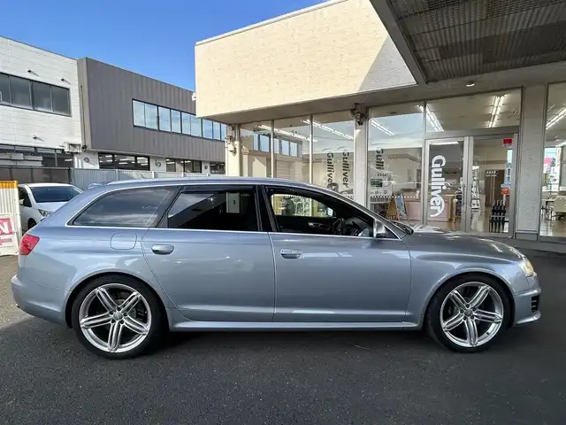 アウディ ＲＳ６ アバント 宮城県 2009(平21)年 5.6万km モンツァシルバーメタリック ・サンルーフ/・純正ナビ/（フルセグTV/CD)/・バックカメラ/・クルーズコントロール/・前後コーナーセンサー/・革シート/・前席パワーシート/・運転席メモリーシート/・全席シートヒーター/・カーボン調パネル/・BOSEスピーカー/・革ステアリング/・ステアリングスイッチ/・電動チルドステアリング/・MTモード付/・パドルシフト/・電動格納ウィンカーミラー/・電動パーキングブレーキ/・HIDライト/・オートライト/・前後フォグランプ/・ISOFIX/・フロアマット/・バイザー/・リアプライバシーガラス/・純正20インチアルミホイール/・スマートキー/・スペアキー×1/・ルーフレール/・W+サイドエアバッグ/ABS/・取扱説明書/・横滑り防止装置/・