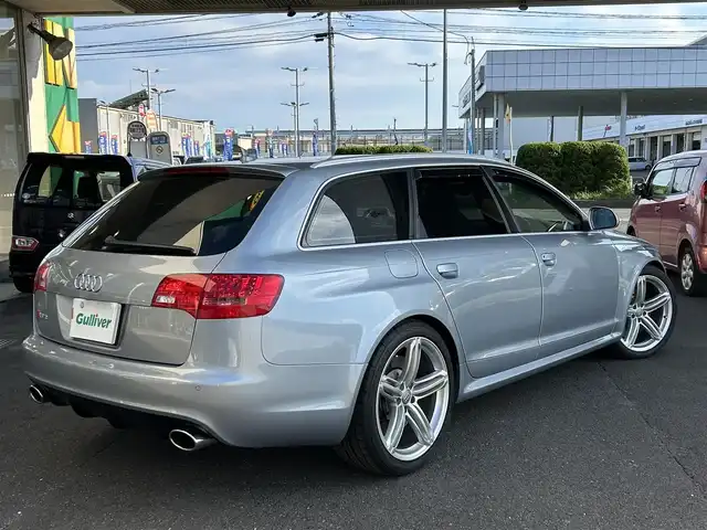 アウディ ＲＳ６ アバント 宮城県 2009(平21)年 5.6万km モンツァシルバーメタリック ・サンルーフ/・純正ナビ/（フルセグTV/CD)/・バックカメラ/・クルーズコントロール/・前後コーナーセンサー/・革シート/・前席パワーシート/・運転席メモリーシート/・全席シートヒーター/・カーボン調パネル/・BOSEスピーカー/・革ステアリング/・ステアリングスイッチ/・電動チルドステアリング/・MTモード付/・パドルシフト/・電動格納ウィンカーミラー/・電動パーキングブレーキ/・HIDライト/・オートライト/・前後フォグランプ/・ISOFIX/・フロアマット/・バイザー/・リアプライバシーガラス/・純正20インチアルミホイール/・スマートキー/・スペアキー×1/・ルーフレール/・W+サイドエアバッグ/ABS/・取扱説明書/・横滑り防止装置/・