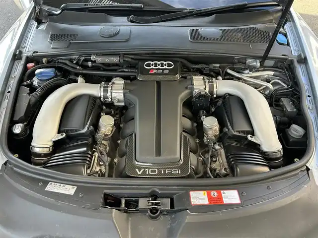 アウディ ＲＳ６ アバント 宮城県 2009(平21)年 5.6万km モンツァシルバーメタリック ・サンルーフ/・純正ナビ/（フルセグTV/CD)/・バックカメラ/・クルーズコントロール/・前後コーナーセンサー/・革シート/・前席パワーシート/・運転席メモリーシート/・全席シートヒーター/・カーボン調パネル/・BOSEスピーカー/・革ステアリング/・ステアリングスイッチ/・電動チルドステアリング/・MTモード付/・パドルシフト/・電動格納ウィンカーミラー/・電動パーキングブレーキ/・HIDライト/・オートライト/・前後フォグランプ/・ISOFIX/・フロアマット/・バイザー/・リアプライバシーガラス/・純正20インチアルミホイール/・スマートキー/・スペアキー×1/・ルーフレール/・W+サイドエアバッグ/ABS/・取扱説明書/・横滑り防止装置/・