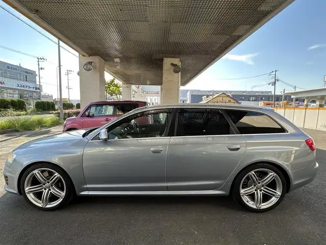 アウディ ＲＳ６ アバント 宮城県 2009(平21)年 5.6万km モンツァシルバーメタリック ・サンルーフ/・純正ナビ/（フルセグTV/CD)/・バックカメラ/・クルーズコントロール/・前後コーナーセンサー/・革シート/・前席パワーシート/・運転席メモリーシート/・全席シートヒーター/・カーボン調パネル/・BOSEスピーカー/・革ステアリング/・ステアリングスイッチ/・電動チルドステアリング/・MTモード付/・パドルシフト/・電動格納ウィンカーミラー/・電動パーキングブレーキ/・HIDライト/・オートライト/・前後フォグランプ/・ISOFIX/・フロアマット/・バイザー/・リアプライバシーガラス/・純正20インチアルミホイール/・スマートキー/・スペアキー×1/・ルーフレール/・W+サイドエアバッグ/ABS/・取扱説明書/・横滑り防止装置/・