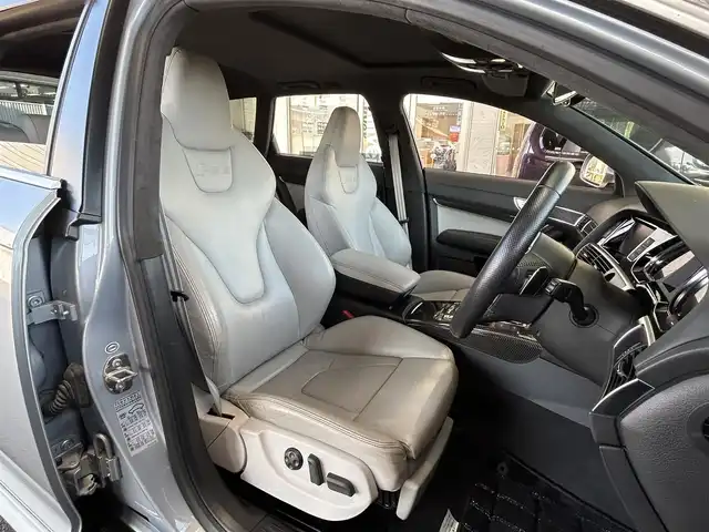 アウディ ＲＳ６ アバント 宮城県 2009(平21)年 5.6万km モンツァシルバーメタリック ・サンルーフ/・純正ナビ/（フルセグTV/CD)/・バックカメラ/・クルーズコントロール/・前後コーナーセンサー/・革シート/・前席パワーシート/・運転席メモリーシート/・全席シートヒーター/・カーボン調パネル/・BOSEスピーカー/・革ステアリング/・ステアリングスイッチ/・電動チルドステアリング/・MTモード付/・パドルシフト/・電動格納ウィンカーミラー/・電動パーキングブレーキ/・HIDライト/・オートライト/・前後フォグランプ/・ISOFIX/・フロアマット/・バイザー/・リアプライバシーガラス/・純正20インチアルミホイール/・スマートキー/・スペアキー×1/・ルーフレール/・W+サイドエアバッグ/ABS/・取扱説明書/・横滑り防止装置/・