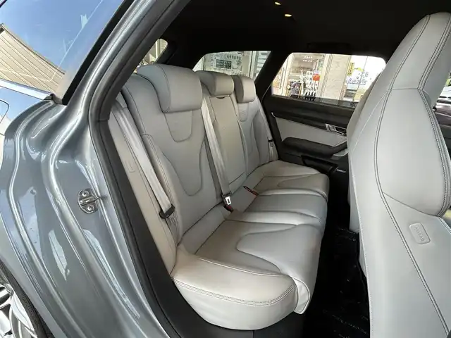 アウディ ＲＳ６ アバント 宮城県 2009(平21)年 5.6万km モンツァシルバーメタリック ・サンルーフ/・純正ナビ/（フルセグTV/CD)/・バックカメラ/・クルーズコントロール/・前後コーナーセンサー/・革シート/・前席パワーシート/・運転席メモリーシート/・全席シートヒーター/・カーボン調パネル/・BOSEスピーカー/・革ステアリング/・ステアリングスイッチ/・電動チルドステアリング/・MTモード付/・パドルシフト/・電動格納ウィンカーミラー/・電動パーキングブレーキ/・HIDライト/・オートライト/・前後フォグランプ/・ISOFIX/・フロアマット/・バイザー/・リアプライバシーガラス/・純正20インチアルミホイール/・スマートキー/・スペアキー×1/・ルーフレール/・W+サイドエアバッグ/ABS/・取扱説明書/・横滑り防止装置/・