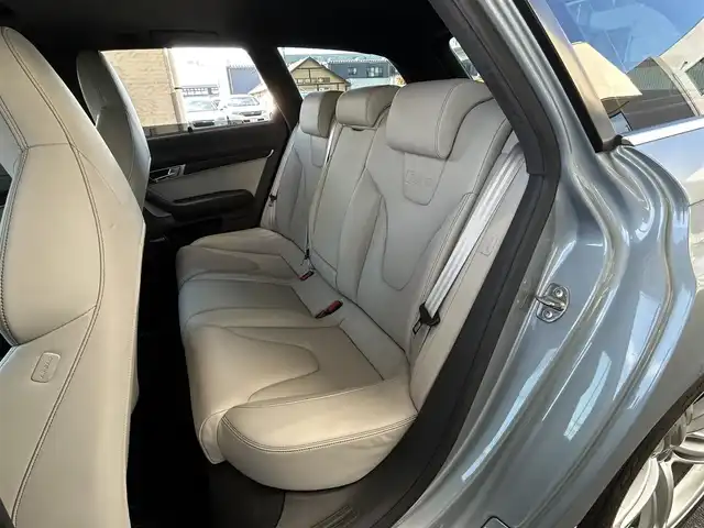 アウディ ＲＳ６ アバント 宮城県 2009(平21)年 5.6万km モンツァシルバーメタリック ・サンルーフ/・純正ナビ/（フルセグTV/CD)/・バックカメラ/・クルーズコントロール/・前後コーナーセンサー/・革シート/・前席パワーシート/・運転席メモリーシート/・全席シートヒーター/・カーボン調パネル/・BOSEスピーカー/・革ステアリング/・ステアリングスイッチ/・電動チルドステアリング/・MTモード付/・パドルシフト/・電動格納ウィンカーミラー/・電動パーキングブレーキ/・HIDライト/・オートライト/・前後フォグランプ/・ISOFIX/・フロアマット/・バイザー/・リアプライバシーガラス/・純正20インチアルミホイール/・スマートキー/・スペアキー×1/・ルーフレール/・W+サイドエアバッグ/ABS/・取扱説明書/・横滑り防止装置/・