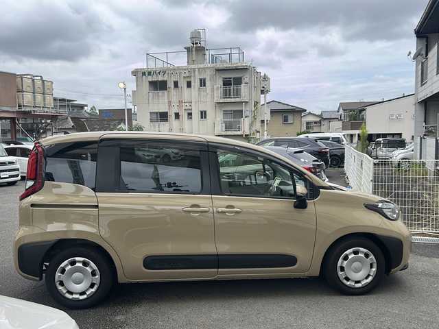 トヨタ シエンタ X 宮崎県 2024(令6)年 1.4万km ベージュ 社外ナビ（AVIC-RW99)/BT/DTV/SD/DVD/フルセグ/バックカメラ/プッシュスタート/クルーズコントロール（追従あり）/ETC/オートライト/オートハイビーム/レーンキープ/コーナーセンサー前後/衝突被害軽減ブレーキ/ドアバイザー/純正フロアマット/スペアキー1本
