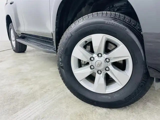 トヨタ ランドクルーザー プラド TX Lパッケージ 福島県 2023(令5)年 1.5万km ブラック トヨタセーフティセンス/・横滑り防止装置/・プリクラッシュセーフティ/・コーナーセンサー/・センターデフロック/・ヒルスタートアシスト/・マルチテレイン/寒冷地仕様/純正7インチナビ/・フルセグTV/USB/BT/FM/AM/・ETC2.0/・ドラレコ/アラウンドビューモニター/追従走行付きクルーズコントロール/LEDオートライト/・フォグランプ/本革シート/・パワーシート/・シートヒーター/・シートベンチレーション/純正17インチアルミホイール付きサマータイヤ/本革巻きステアリング/・ステアリングリモコン/プッシュスタート/・スマートキー/・スペアキー/・エンジンスターター