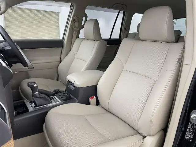 トヨタ ランドクルーザー プラド TX Lパッケージ 福島県 2023(令5)年 1.5万km ブラック トヨタセーフティセンス/・横滑り防止装置/・プリクラッシュセーフティ/・コーナーセンサー/・センターデフロック/・ヒルスタートアシスト/・マルチテレイン/寒冷地仕様/純正7インチナビ/・フルセグTV/USB/BT/FM/AM/・ETC2.0/・ドラレコ/アラウンドビューモニター/追従走行付きクルーズコントロール/LEDオートライト/・フォグランプ/本革シート/・パワーシート/・シートヒーター/・シートベンチレーション/純正17インチアルミホイール付きサマータイヤ/本革巻きステアリング/・ステアリングリモコン/プッシュスタート/・スマートキー/・スペアキー/・エンジンスターター