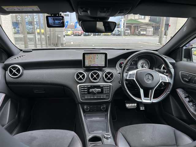 メルセデス・ベンツ Ａ１８０ スポーツ 大阪府 2013(平25)年 3.7万km カルサイトホワイト AMGラインパッケージ/純正ナビ フルセグTV CD DVD BT/バックカメラ/AMG18インチアルミホイール/HIDオートヘッドライト/クルーズコントロール/コーナーセンサー/前後ドラレコ/ETC/ハーフレザーシート/メモリ付きパワーシート/パドルシフト/保証書 取説/禁煙車